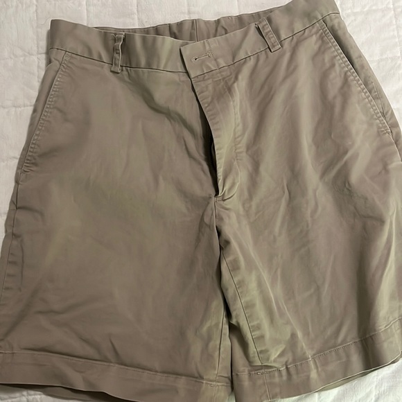 Southern Tide Khaki Shorts - Picture 1 of 4